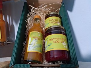 Geschenkbox mit unseren neuen Produkten - Marillenröster und Fruchtaufstrich